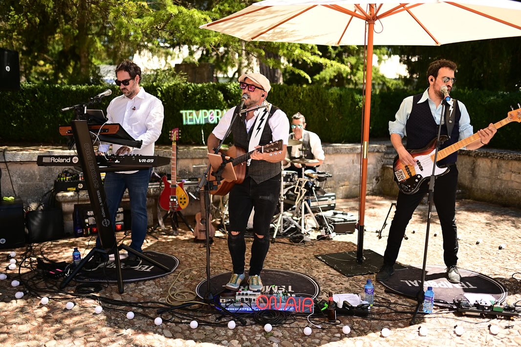 Momento acústico entre invitados en boda (foto 12)